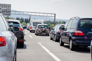 Zavření Americké třídy v Plzni přineslo fronty aut do několika okolních ulic - Seznam Zprávy